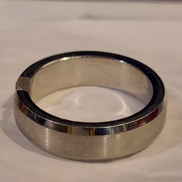 MENS BS STAINLESS STEEL WEDDING BAND BEVELED EDGES BAND HAS GAP W/ STONE SIZE 12 - Picture 7 of 8